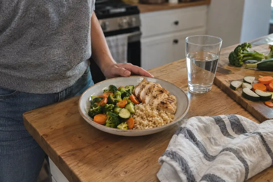 Preparing a balanced meal as part of an everyday routine.